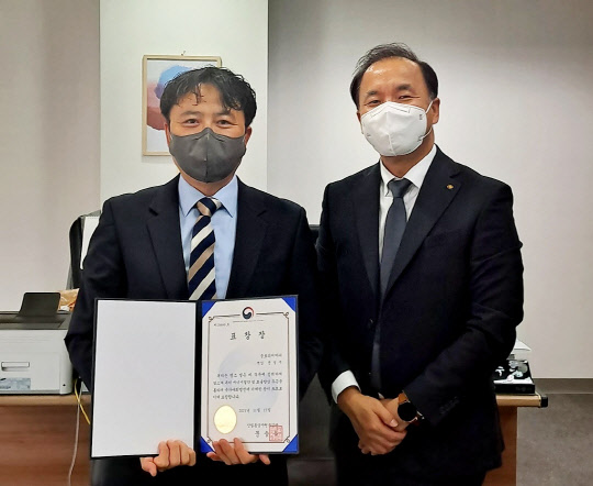 문정주(왼쪽) 금호타이어 전략혁신팀 책임이 지난 26일 한국에너지대상 산업통상자원부장관 표창을 수상한 후 김진수(오른쪽) 한국에너지공단 서울지역본부장과 기념촬영을 하고 있다. <금호타이어 제공>